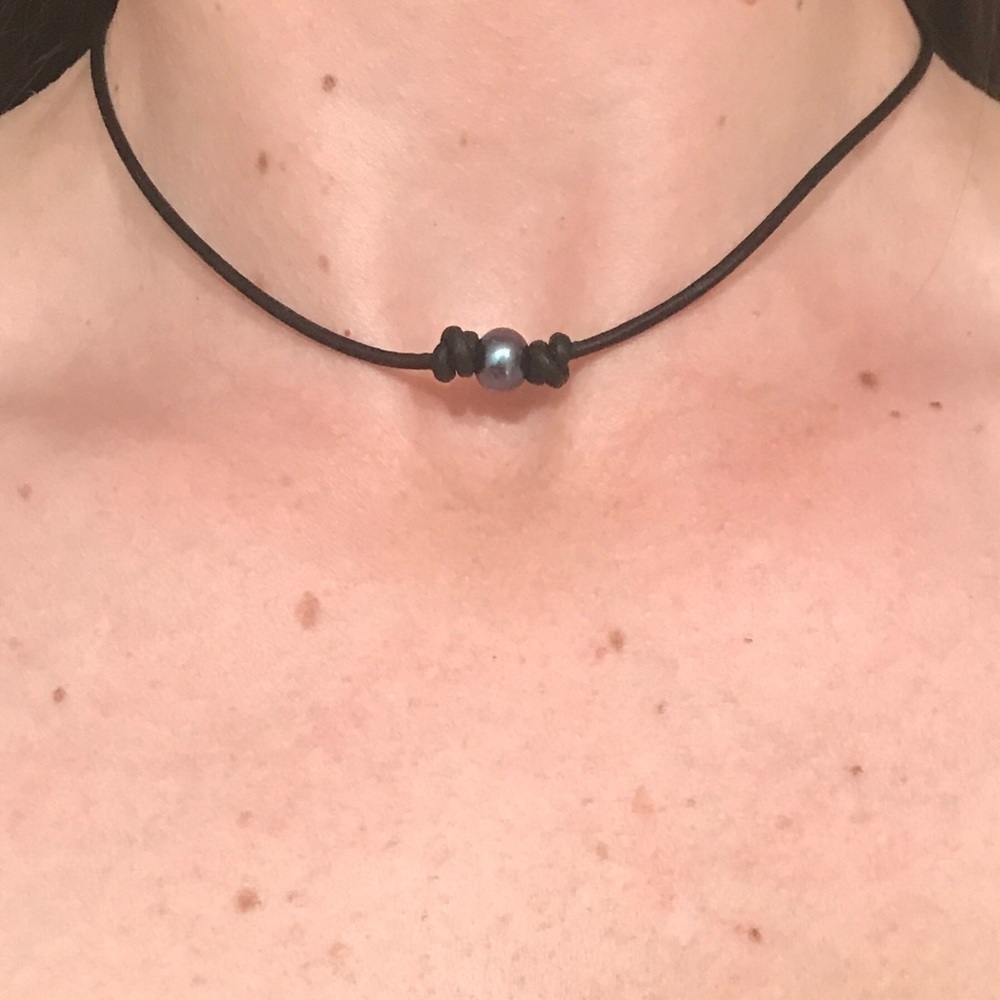 𝅺FRESHWATER Peacock Pearl &‎ Black Leather Choker Necklace. Handmade to or…